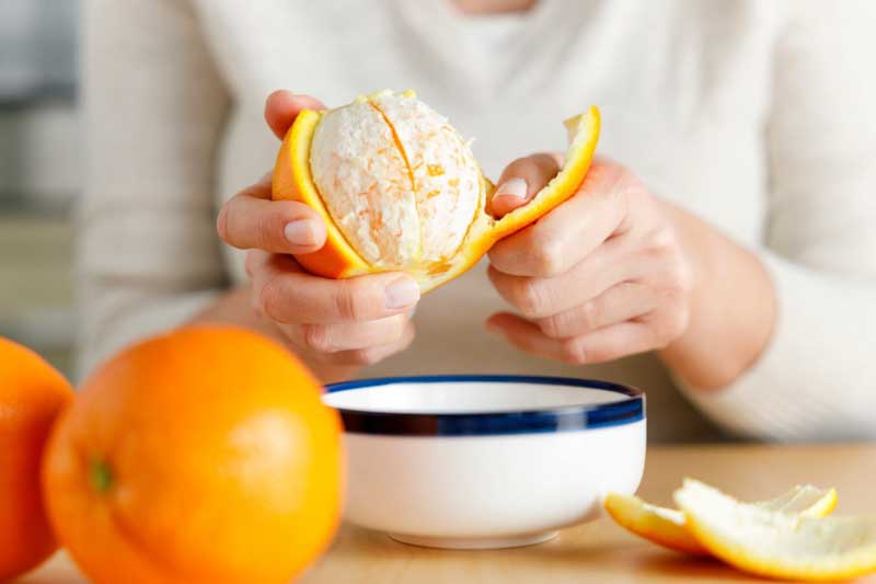 Cómo pelar y cortar una naranja de forma fácil sin armar un estropicio (y cómo aprovechar las pieles)