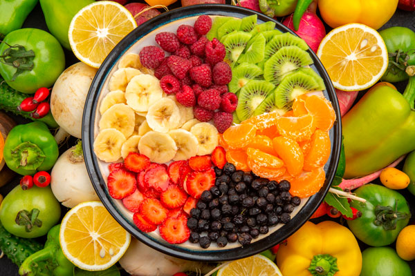 Ensalada de frutas, cereales y yogurt: una opción muy saludable para comenzar el desayuno