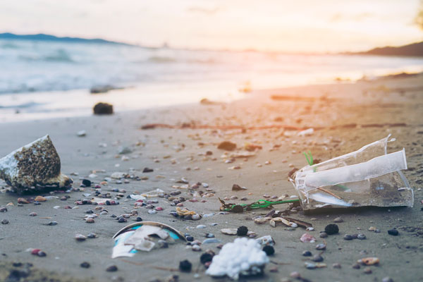 Más del 50% de los plásticos que flotan en el Mediterráneo provienen de otros lugares